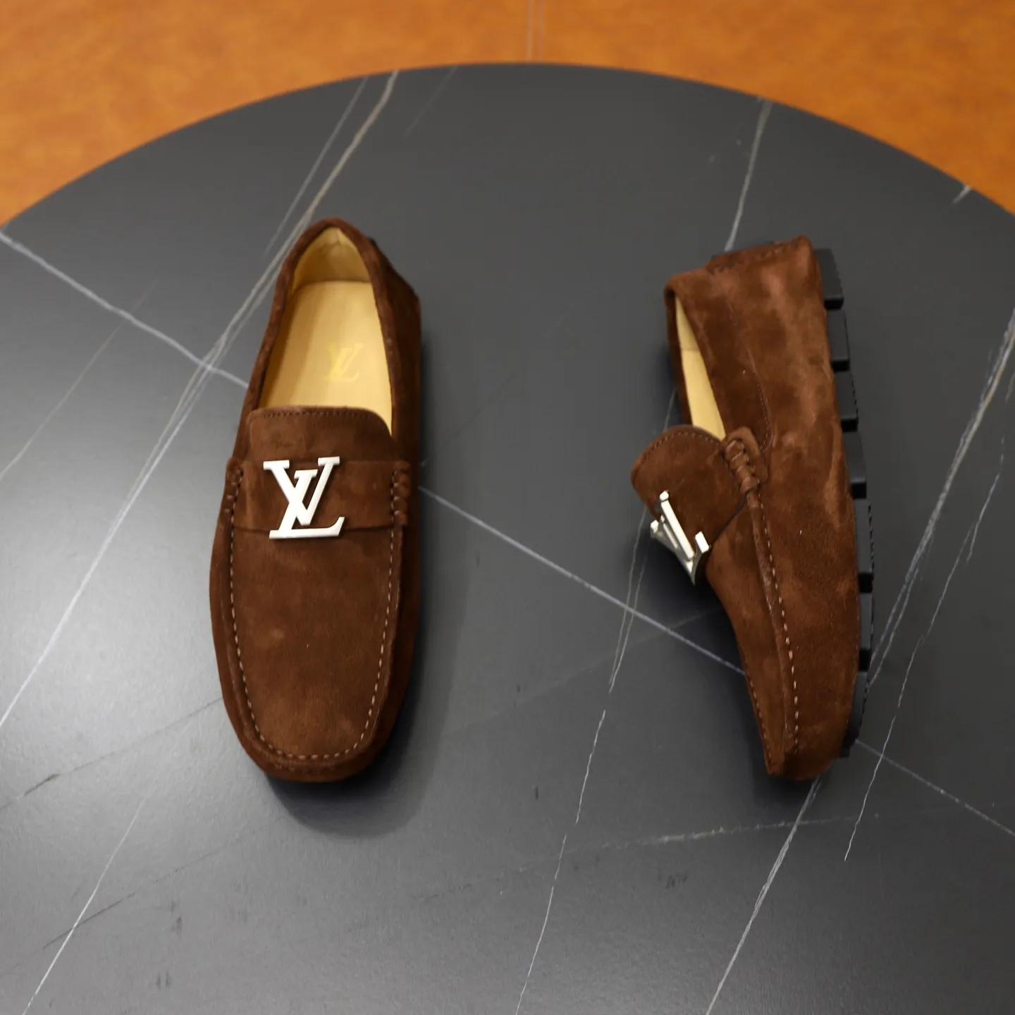 Ex-factory price: 480💰【LV】Louis Vuitton ⚠️High-end men’s driving and pedal series ⚠️38-44 (customized for 45) ⚠️All original cowhide leather! Thick and soft! Made entirely of calfskin lining! Rubber sheet anti-slip beanie sole! Three-dimensional package technology! Fashionable and classic! Handicrafts! Original high quality! Feel free to compare!